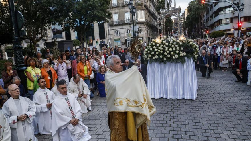 El obispo de la Diócesis de Tui-Vigo, Luís Quinteiro Fiuza, durante la procesión, ayer.   | // RICARDO GROBAS