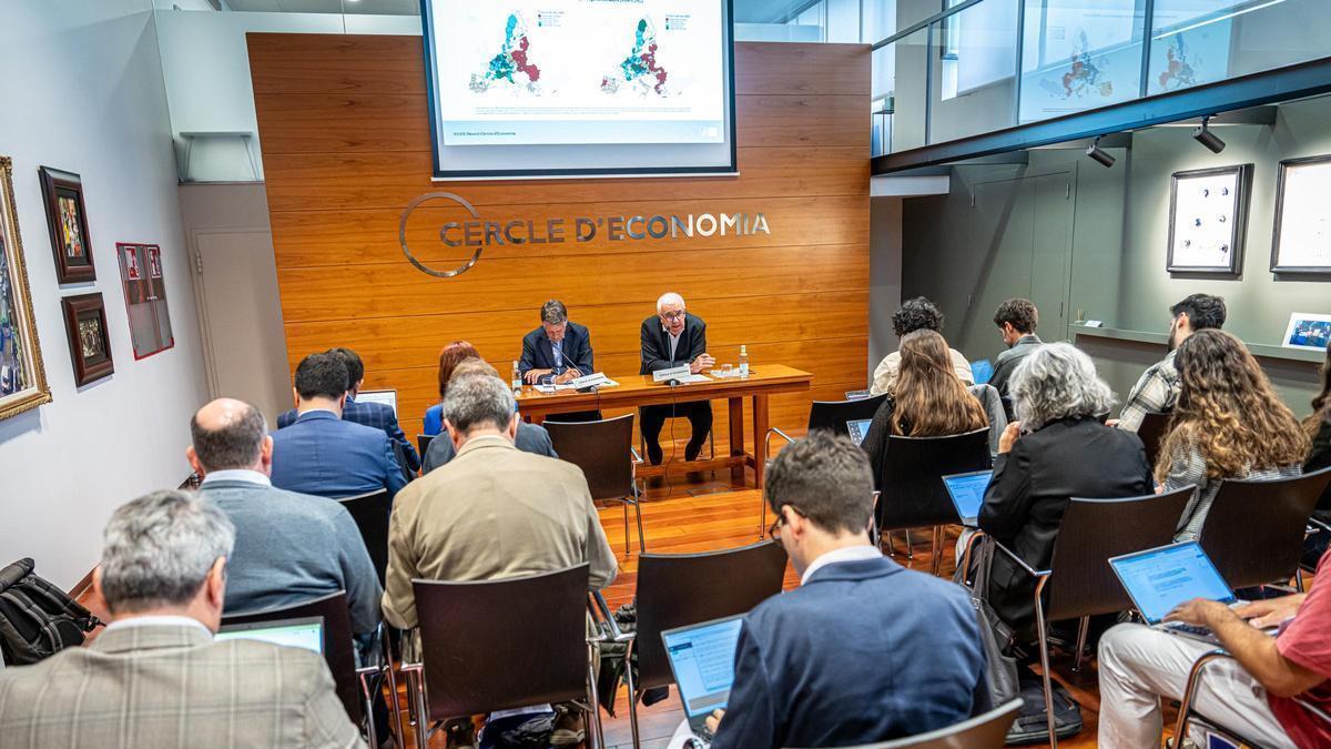 El presidente del Cercle d'Economia, Jaume Guardiola; y su director general, Miquel Nadal, presentan la nota de opinión que enmarca la reunió anual del Cercle.