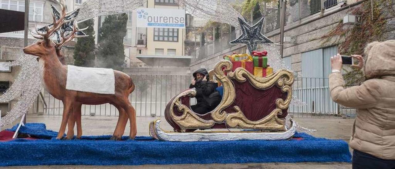 El trineo tirado por renos de la piscina termal todo un &quot;rey&quot; de los fotos navideños. // Brais Lorenzo