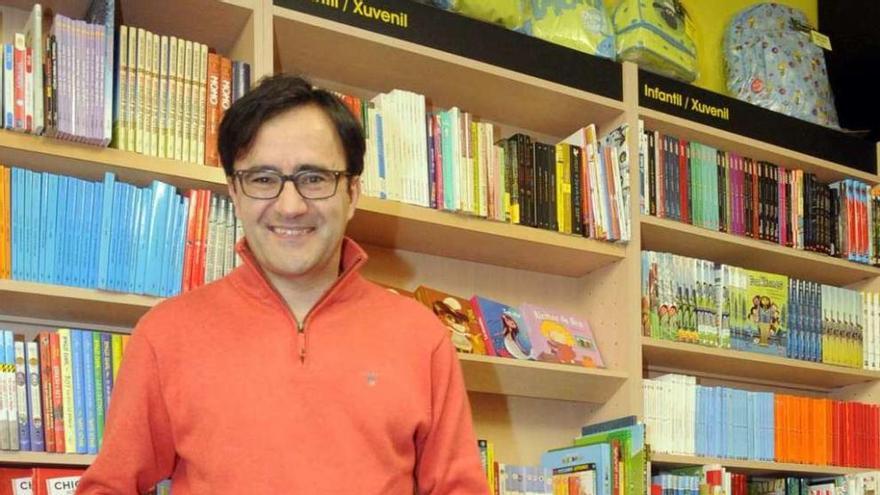José Julio Fernández presentó ayer su primer libro infantil en la librería Nobel de Vilagarcía. // Noé Parga