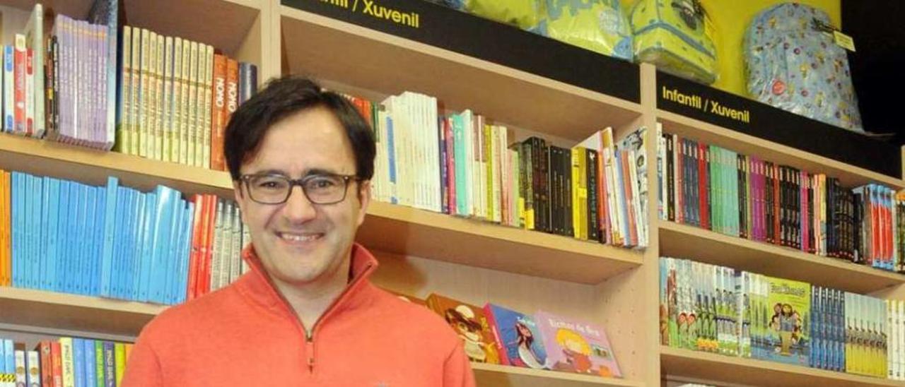 José Julio Fernández presentó ayer su primer libro infantil en la librería Nobel de Vilagarcía. // Noé Parga