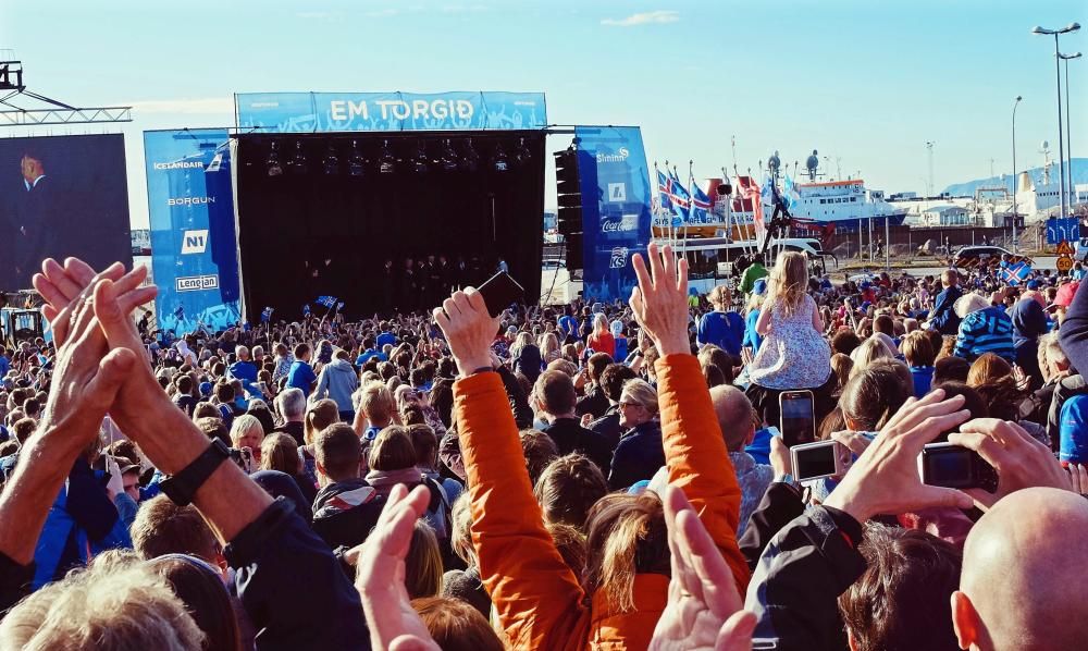 Miles de islandeses reciben a sus héroes en Reikia