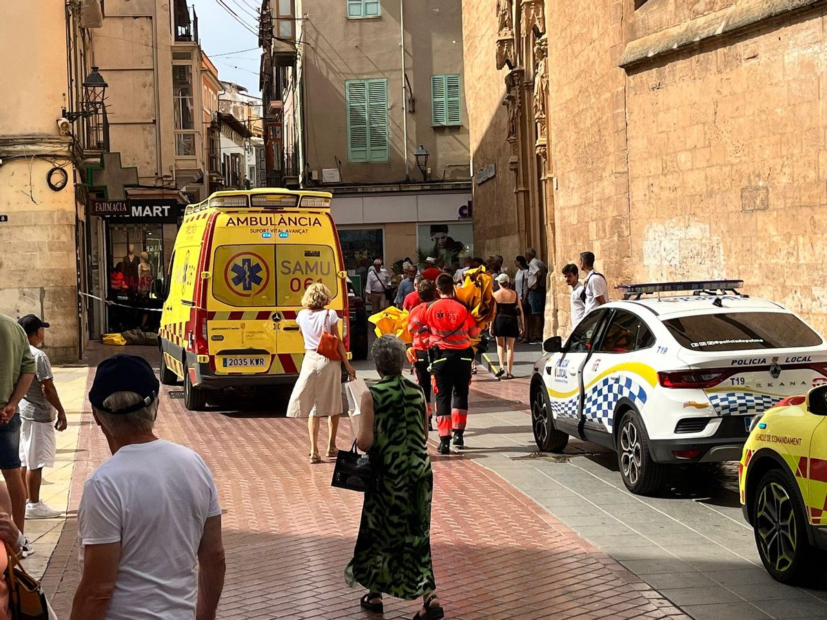 Ambulancia del Ib-salut en la calle Sant Miquel para atender al hombre con sus facultades mentales alteradas.