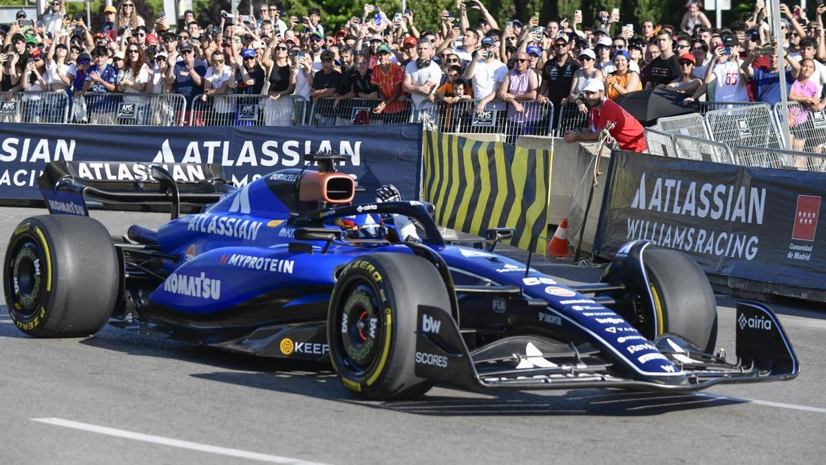 El piloto Carlos Sainz durante la exhibición ofrecida a los mandos del Williams FW45 por la parte urbana del futuro circuito Madring F1.