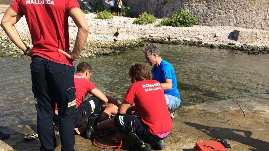 Bombers de Mallorca liberan al hombre tras clavarse la varilla de encofrado en el pie.