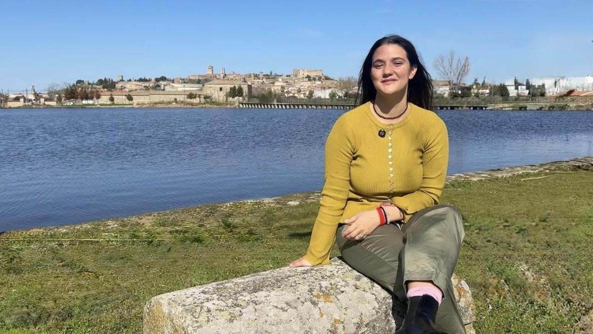 La profesora de yoga Jessica Barras en el Parque de San Lázaro de Trujillo