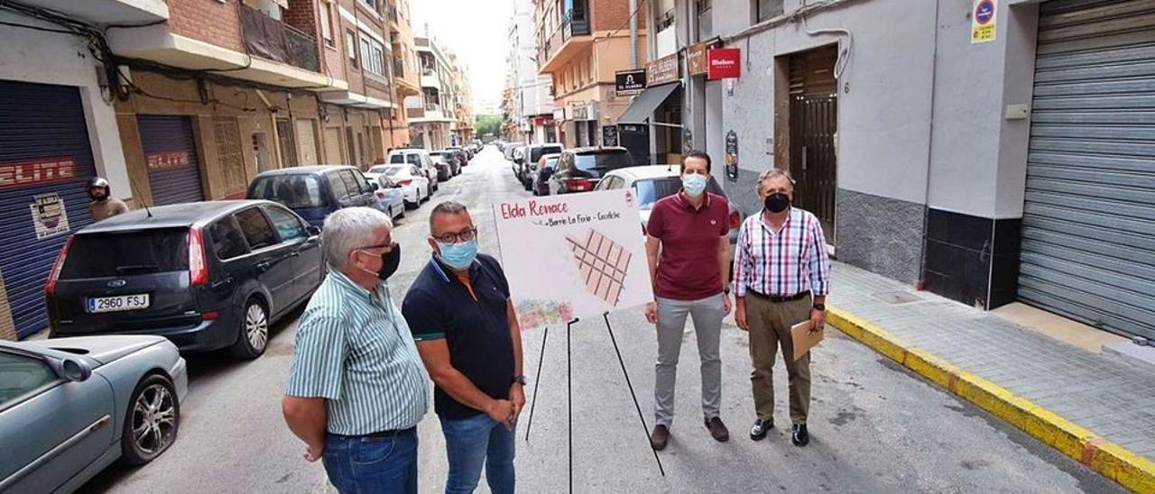 La presentación del proyecto a cargo del alcalde, Rubén Alfaro, y del edil de Inversiones, José Antonio Amat, junto a los técnicos en julio de 2021.