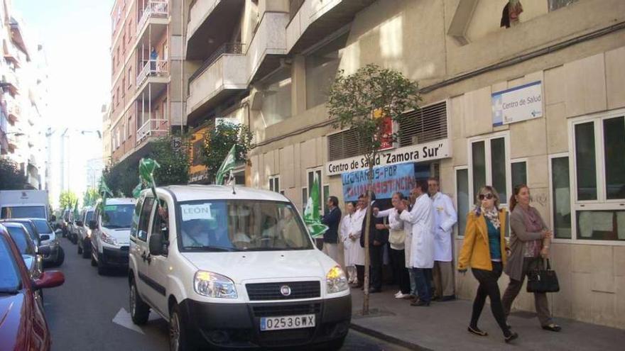 Acción reivindicativa del Satse frente a las puertas del Zamora Sur.