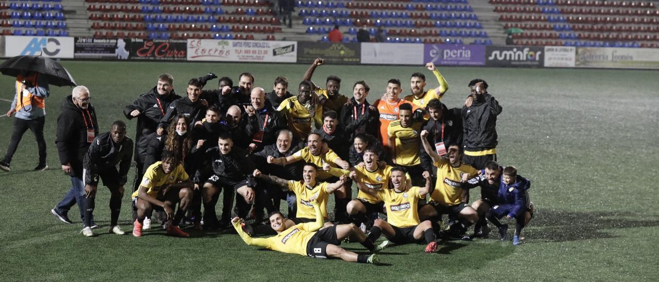 Los jugadores del Llanera celebran su clasificación para la siguiente fase de la Copa del Rey tras eliminar al Logroñés