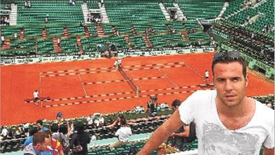 Carlos posa en una grada de las instalaciones de Roland Garros, en París.