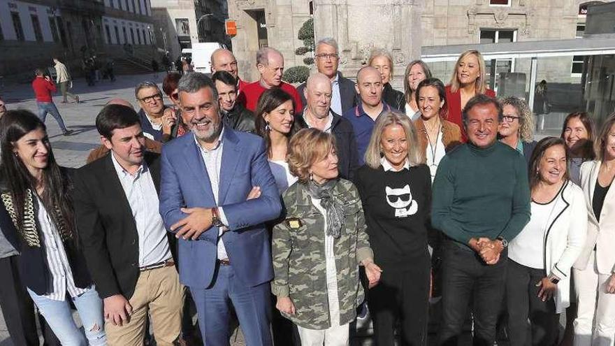 Presentación de la comisión gestora del PP con Corina Porro y Javier Guerra a la cabeza. // José Lores