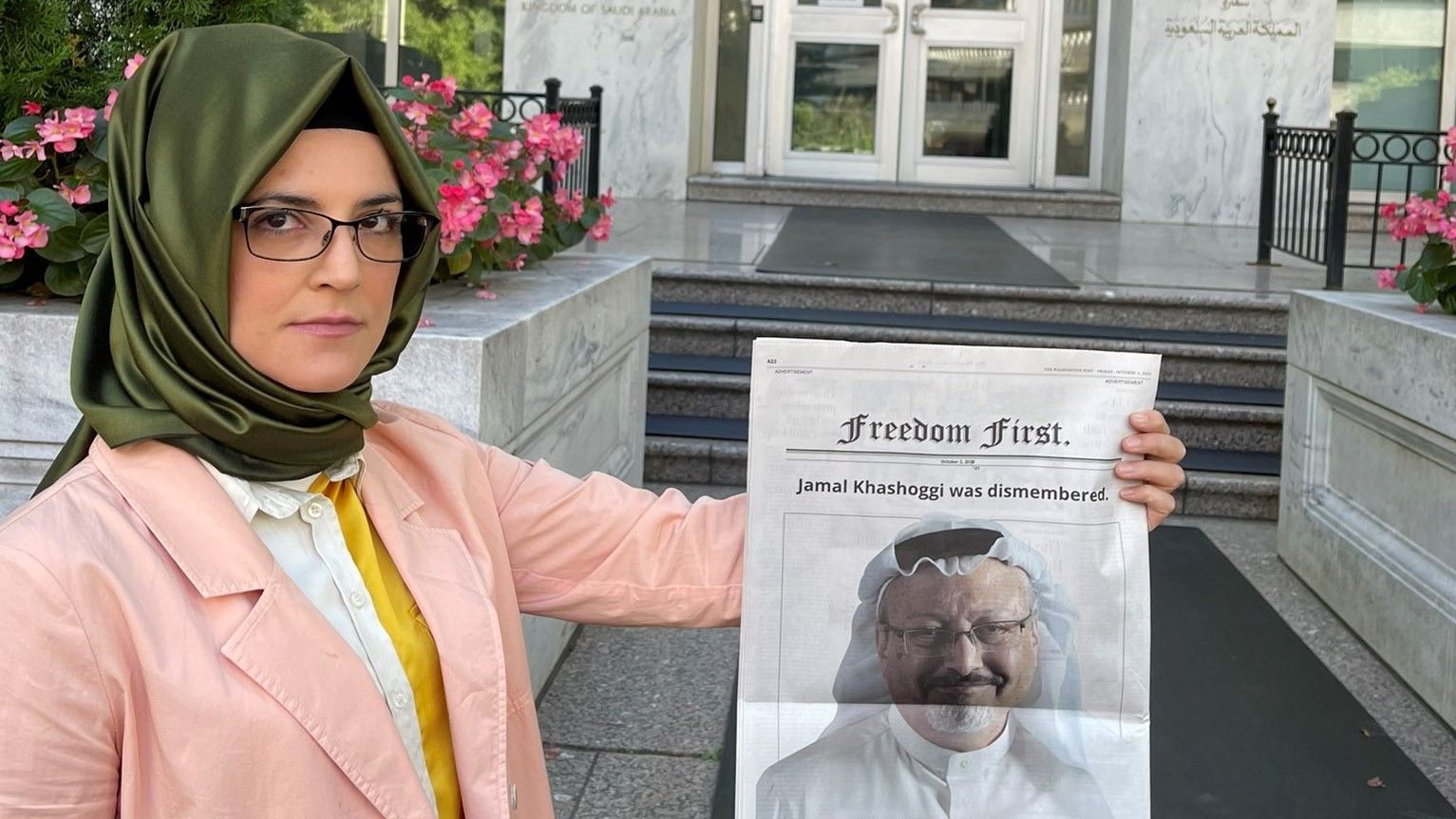 Hatice Cenzig sostiene una fotografía de su pareja, el periodista asesinado Jamal Khashoggi.