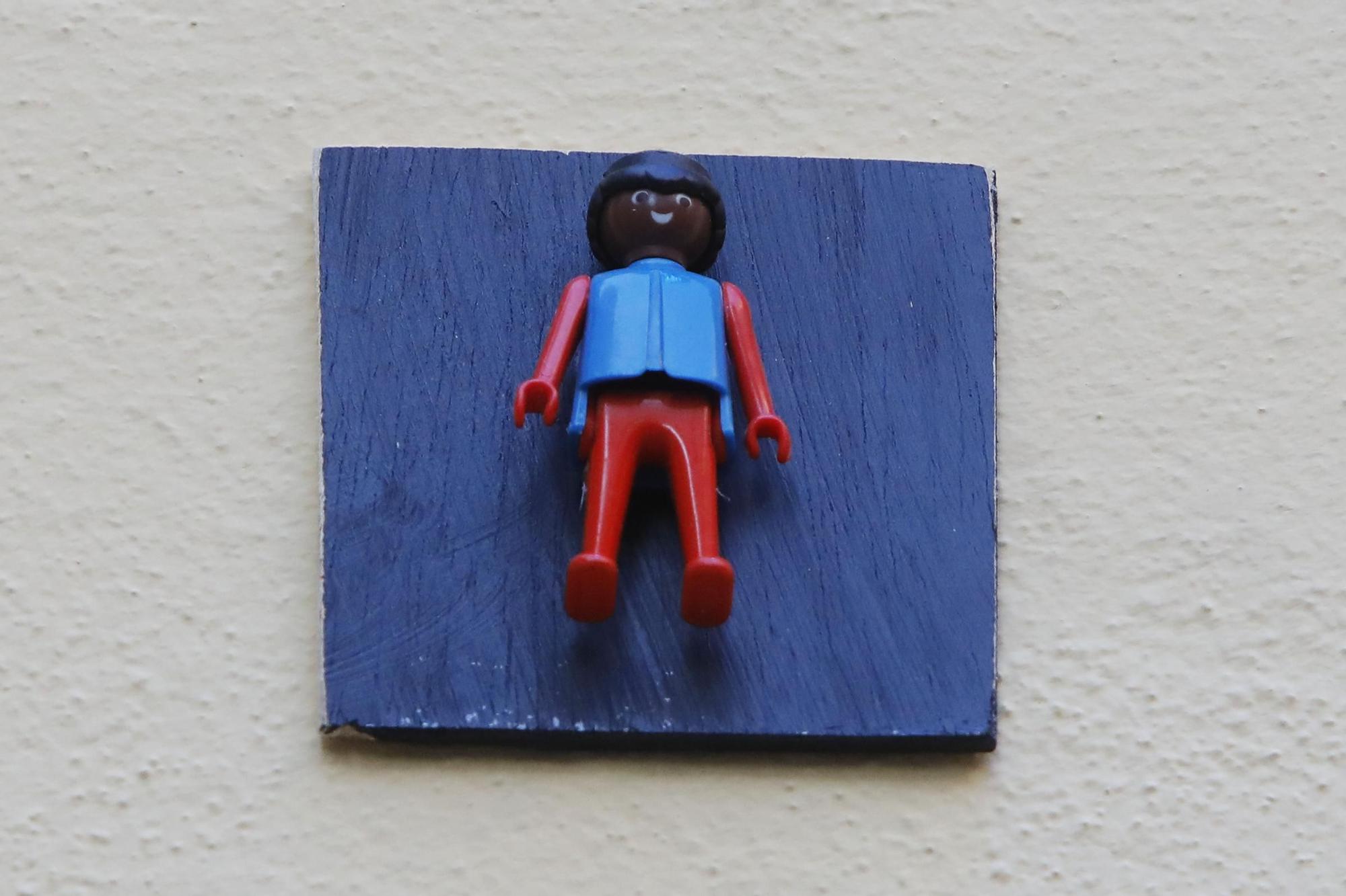 Figuras de Playmobil adornan las placas de calles en el centro de València