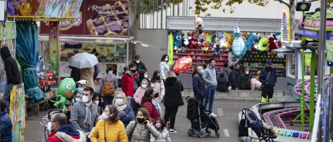 Visitantes de la Fira de Novembre, en una imagen del viernes.  | PERALES IBORRA