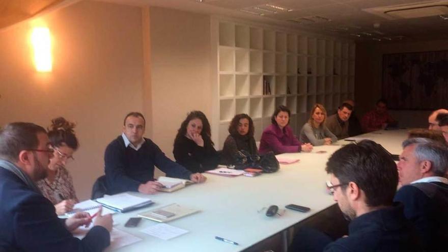 Adrián Barbón, a la izquierda, durante la reunión de ayer.