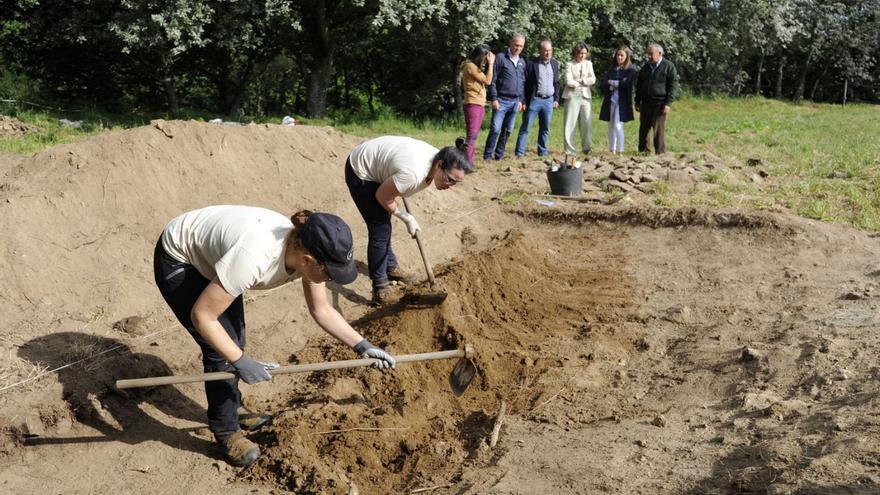 Las autoridades visitaron ayer los trabajos en la excavación del Castro de Doade. | Bernabé/Javier Lalín