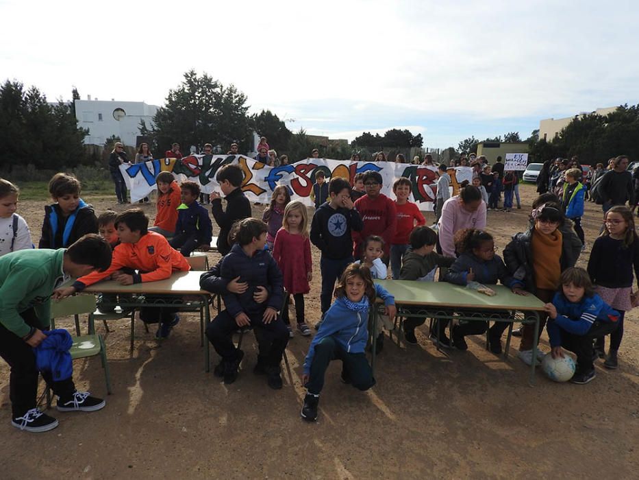 Manifestación para reclamar un nuevo colegio en Sant Ferran