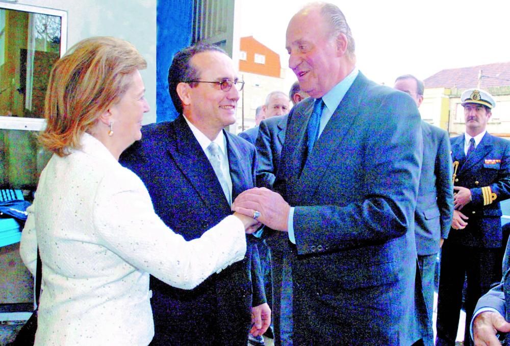 El Rey Juan Carlos saluda a la vicepresidenta de Prensa Ibérica, Arantza Sarasola, en presencia de Javier Moll, presidente del Grupo, con motivo de su visita a la sede de «Faro de Vigo» durante los actos conmemorativos del 150.º aniversario del periódico en 2003