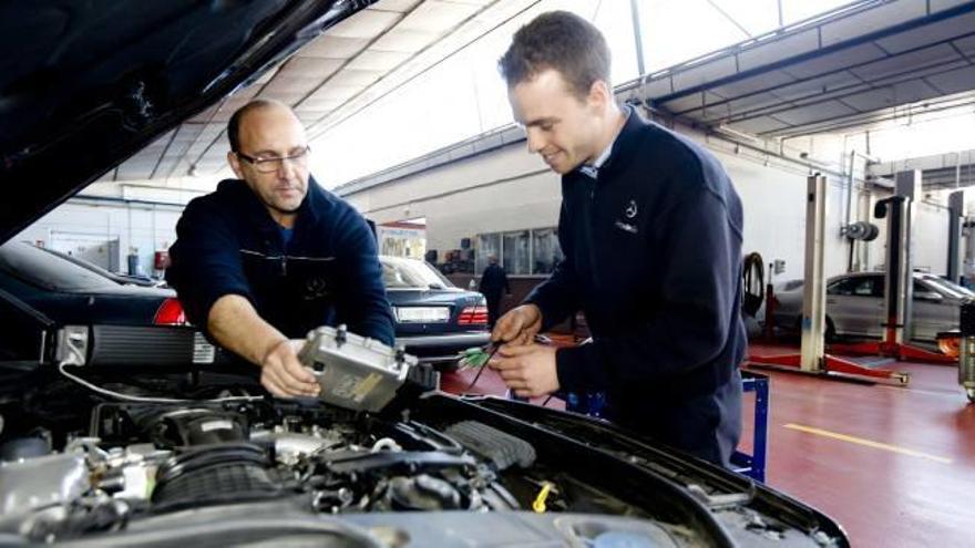 Uno de los alumnos del instituto Canastell de San Vicente en la Mercedes-Benz, de las pocas empresas implicadas en la Dual.