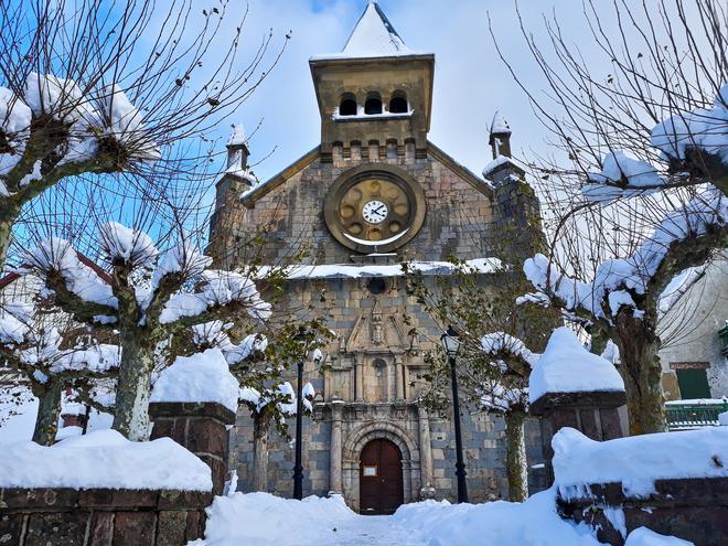 Burguete, en Navarra, completamente lleno de nieve.
