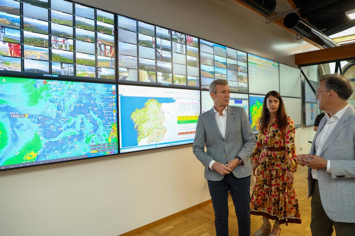 El presidente de la Xunta, la conselleira do Medio Rural y el director xeral de Defensa do Monte en el Centro de Coordinación Central de Defensa contra os Incendios Forestais.