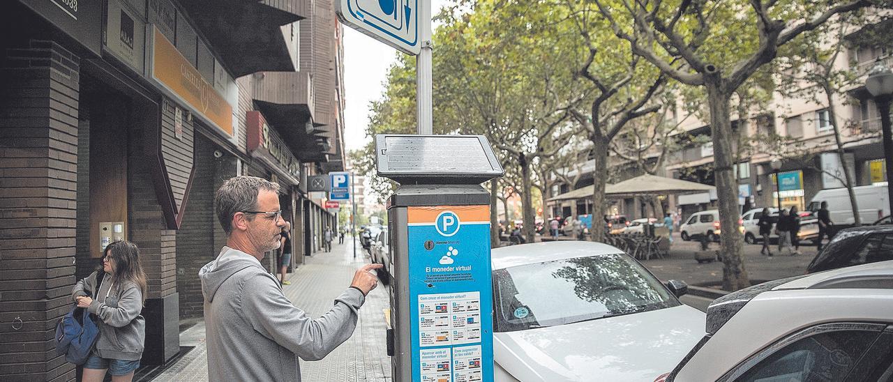 Un usuari de la zona blava de Manresa