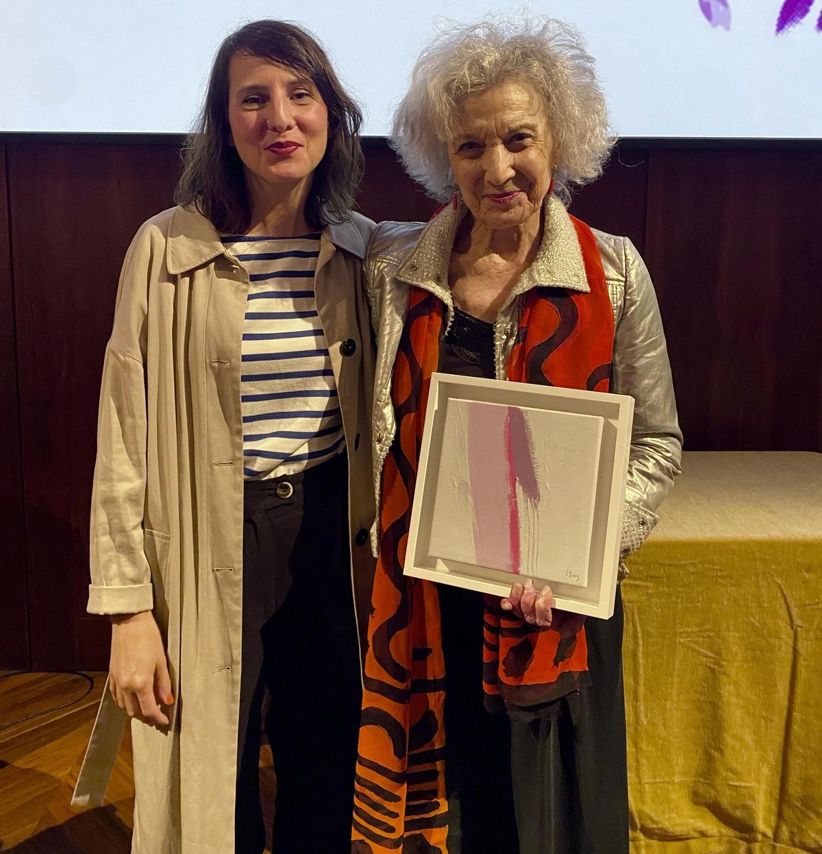 Marisa Paredes con la obra de Virginia Rivas en el Museo Thyssen.