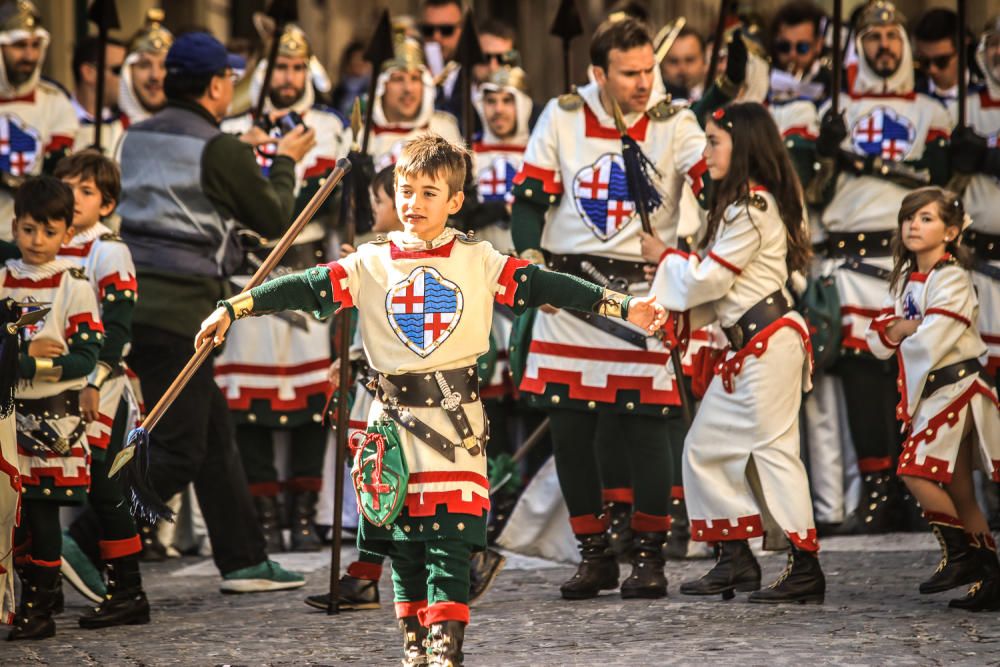 La procesión de la reliquia es uno de los actos que más agradan a los alcoyanos en el día dedicado al patrón San Jorge.