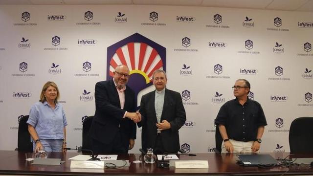 Manuel Torralbo y Joaquín Alberto Nieva, tras la firma del acuerdo de colaboración.