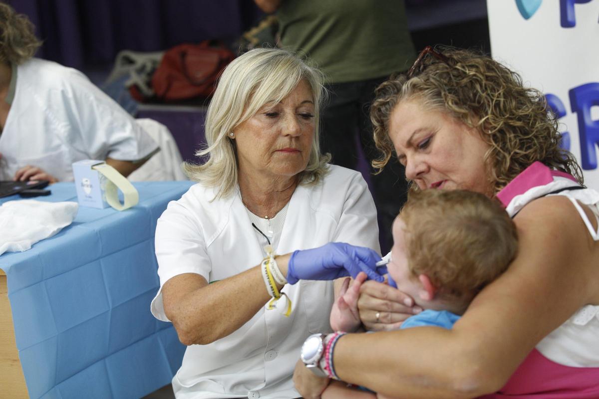 Campaña de vacunación contra la gripe en colegio de Sevilla el 30 de septiembre de 2025.