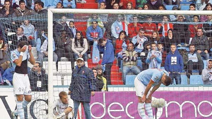 Oubiña, Yoel y Túñez, desolados tras el tercer gol del Deportivo. // Marta G.Brea