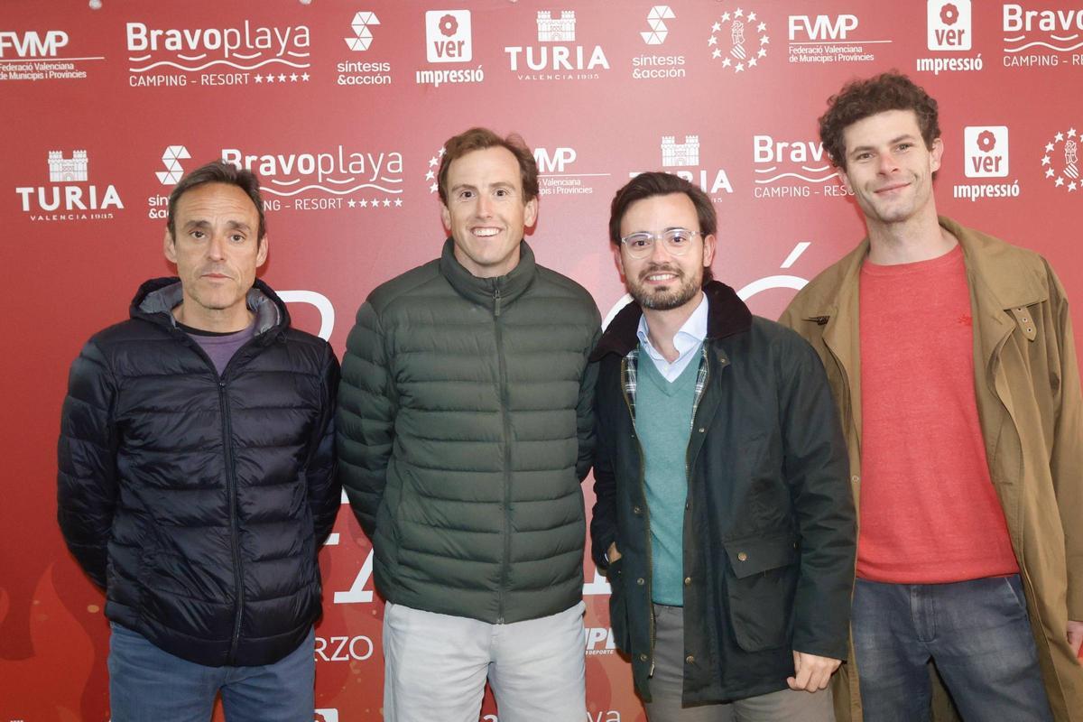 El banderillero César Fernández, el torero Román Collado y el mozo de espadas, Louis Courtial; junto al crítico taurino de Levante-EMV, Jaime Roch, tras la mascletà
