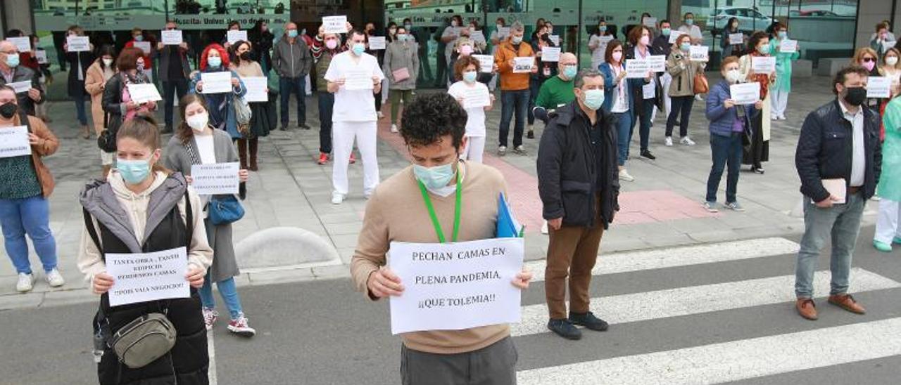La Comisión de Centro y profesionales sanitarios en la protesta a las puertas del CHUO. |   // IÑAKI OSORIO