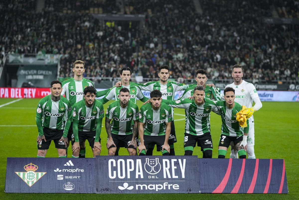 Los jugadores del Real Betis posan para una foto durante el partido de cuartos de final de la Copa del Rey disputado entre el Real Betis y el Atlético de Madrid en el estadio La Cartuja