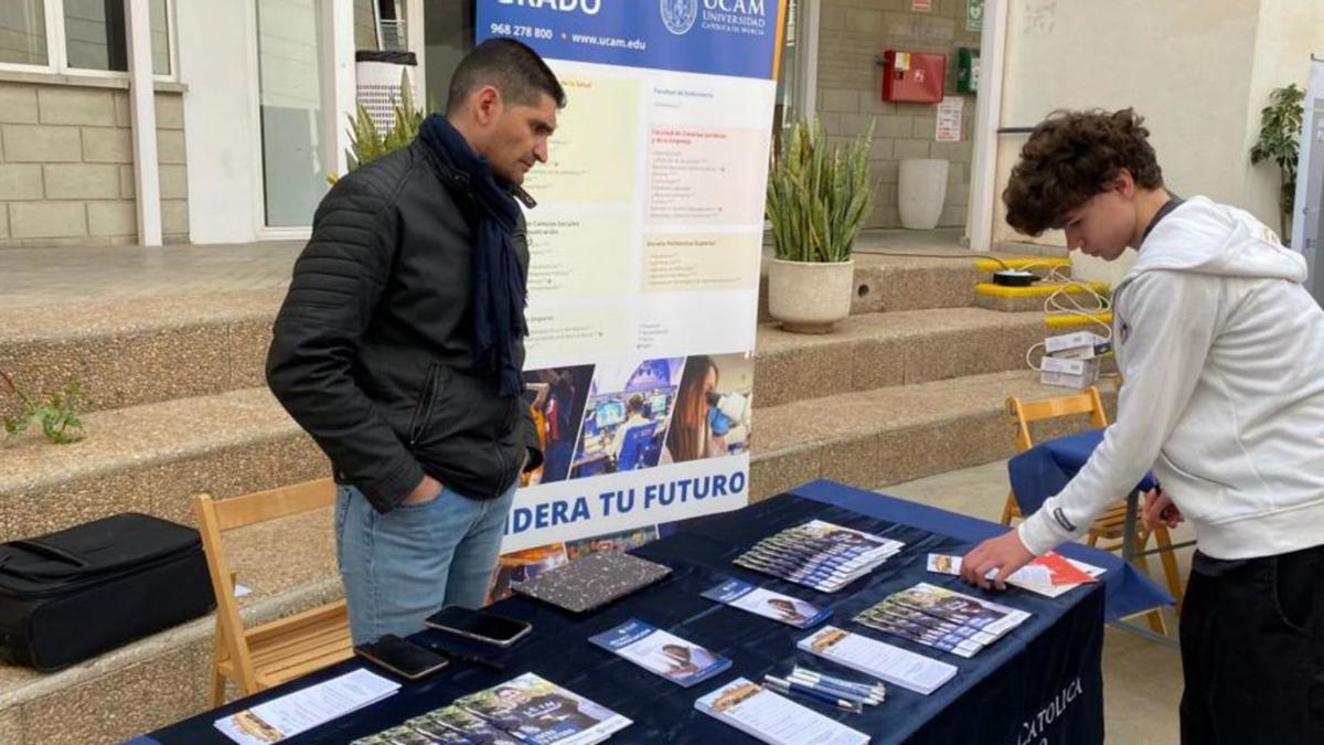 La feria «Oriéntate» recibe a cientos de jóvenes 