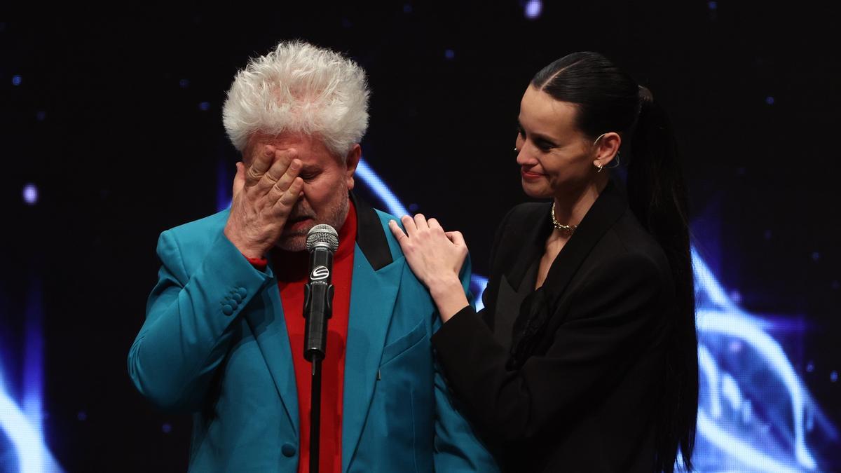 Almodóvar se emociona recordando a su madre al recoger el Premio Feroz de Honor