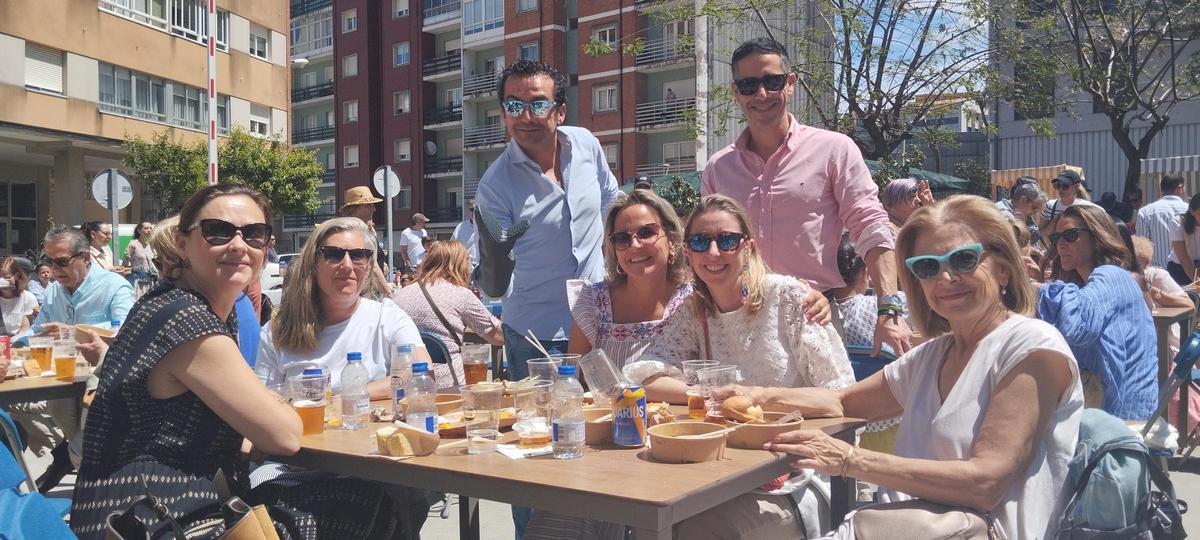 Las mesas de amigos, parte esencial de la fiesta