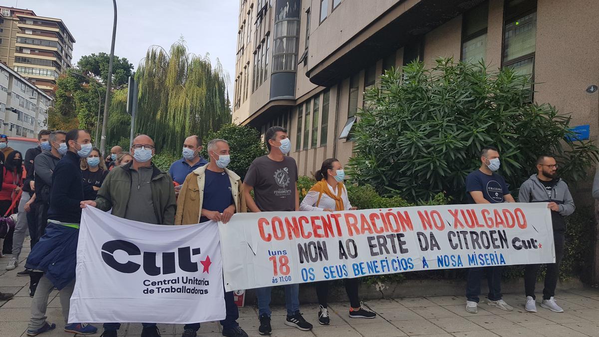 Trabajadores de la factoría viguesa de Stellantis, concentrados este lunes ante los juzgados.