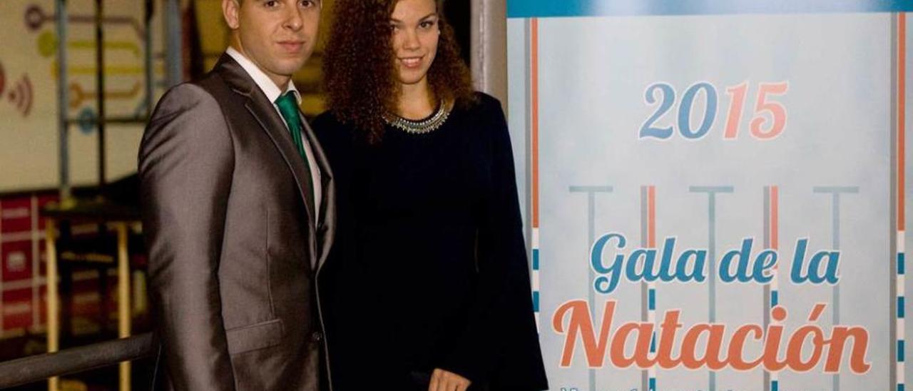 Los nadadores Mario Cortés y Gracia Suárez, durante la Gala de la natación del club.