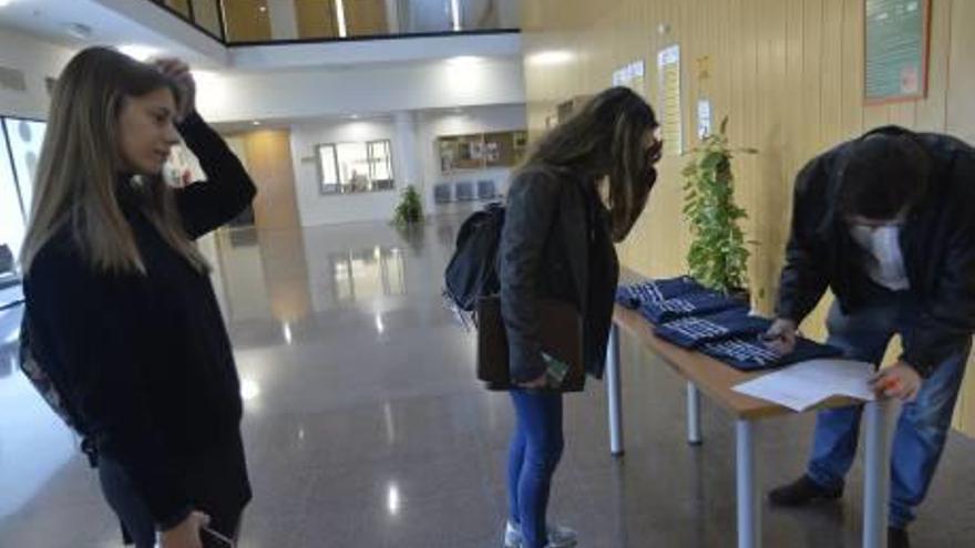 Alumnas de la UMH firman antes de entrar al curso de ayer.