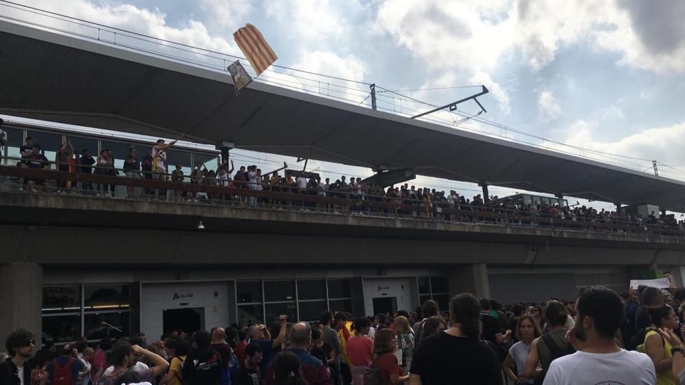 Els manifestants tallen la circulació de trens a Girona