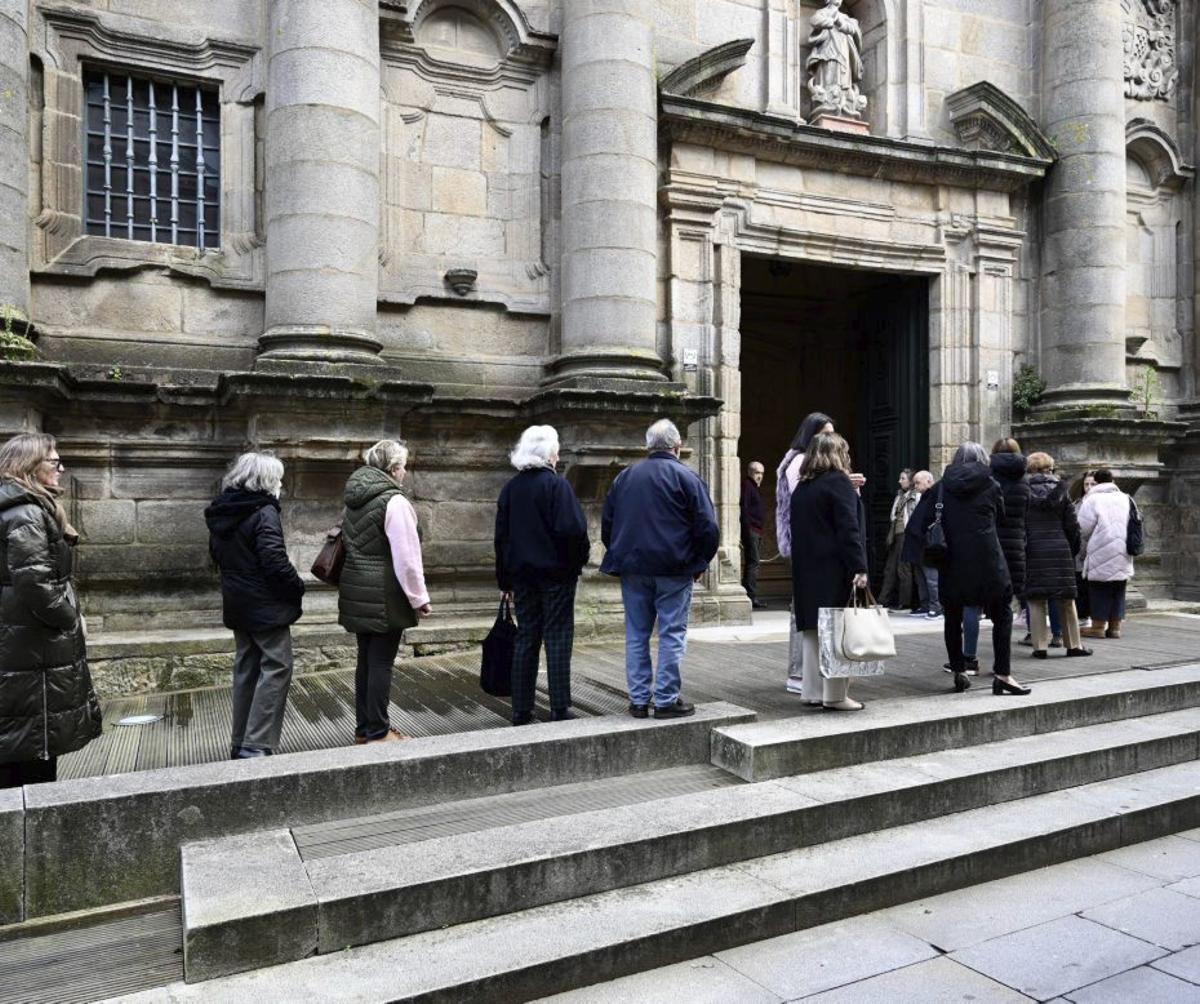 Fila de fieles ante el templo de San Bartolomé.