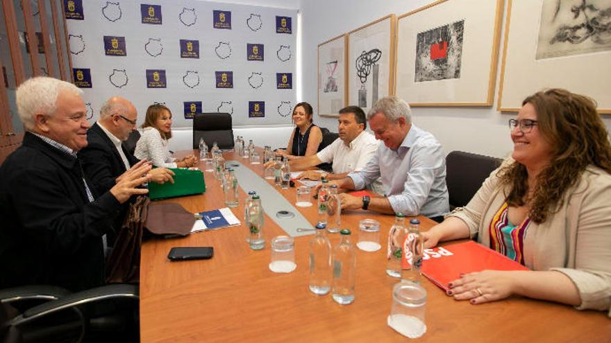 Primera reunión de las delegaciones de NC, a la izquierda, y del PSOE para negociar el pacto del Cabildo de Gran Canaria.
