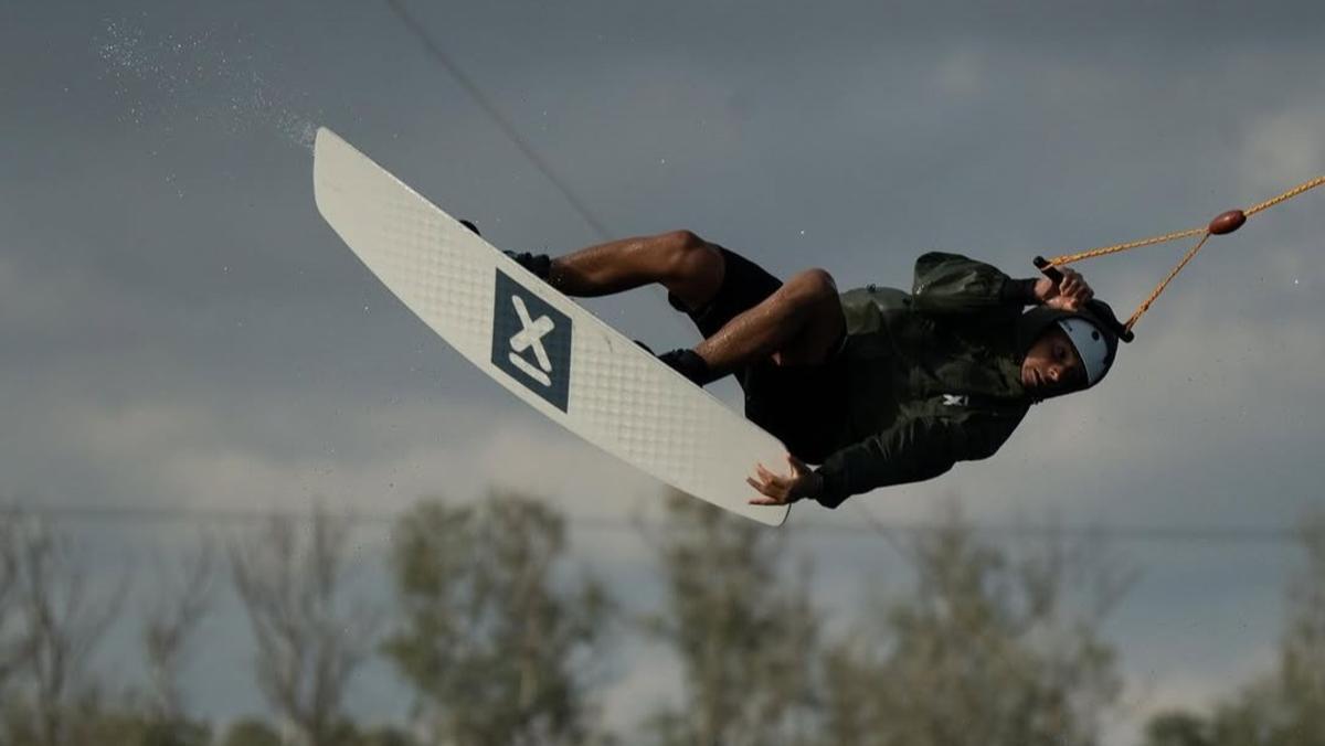Malabarismos sobre tabla en el nuevo Be Wake Park.