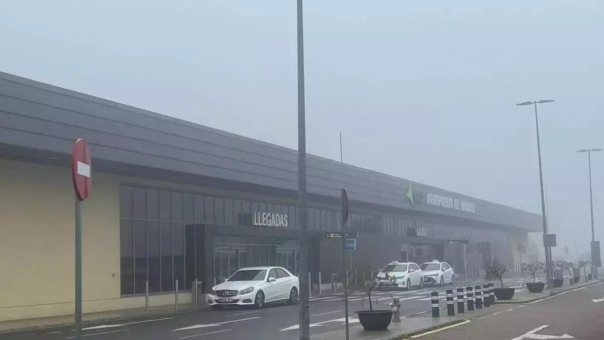 La terminal del Aeropuerto de Badajoz, una mañana de niebla.