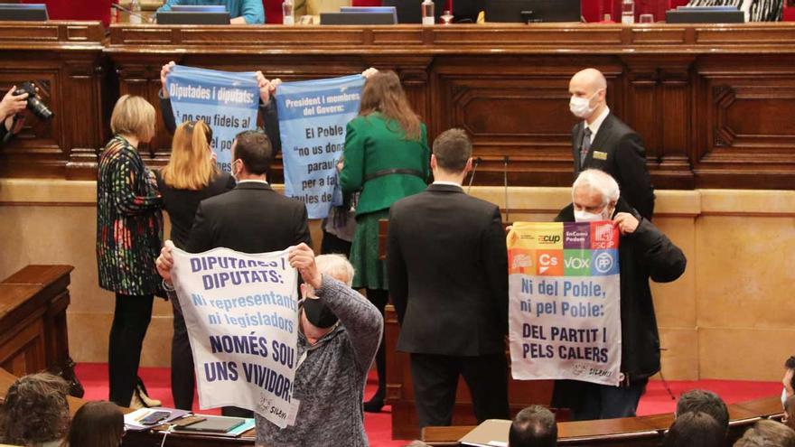 Un grupo de activistas irrumpen en el hemiciclo del Parlament