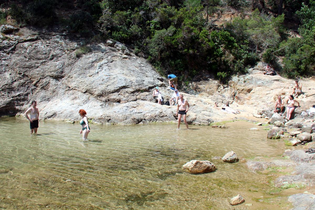 Pla general de diversos banyistes a la Cala Bona de Tossa de Mar