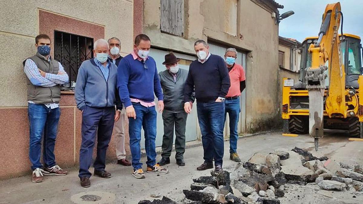 Javier Faúndez y Roberto Fuentes junto otros representantes del Ayuntamiento observan la obra de Carbajales. |