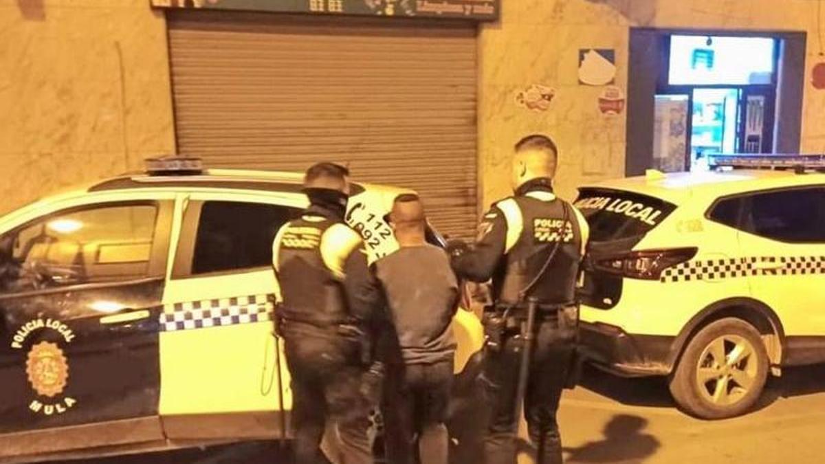 Policía Local detiene a un joven tras causar altercados en un bar en Mula.