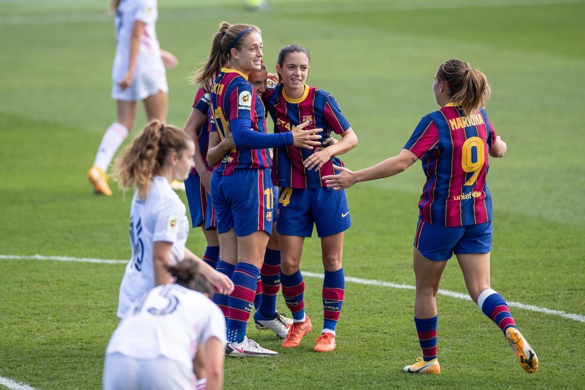 MADRID, 04/10/2020.- La centrocampista del FC Barcelona Patri Guijarro (i), celebra con sus compañeras el gol marcado al Real Madrid durante el partido de la primera jornada de la Liga femenina de fútbol disputado este domingo en la Ciudad Deportiva de Valdebebas. EFE/Rodrigo Jiménez